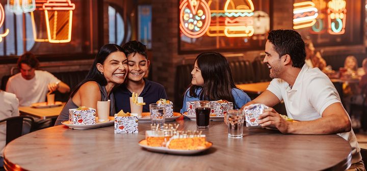 MSC World Europa 官方图：Pizza & Burger 休闲餐吧