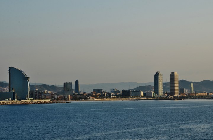 小巴塞罗那海滩开阔海面与城市交界线